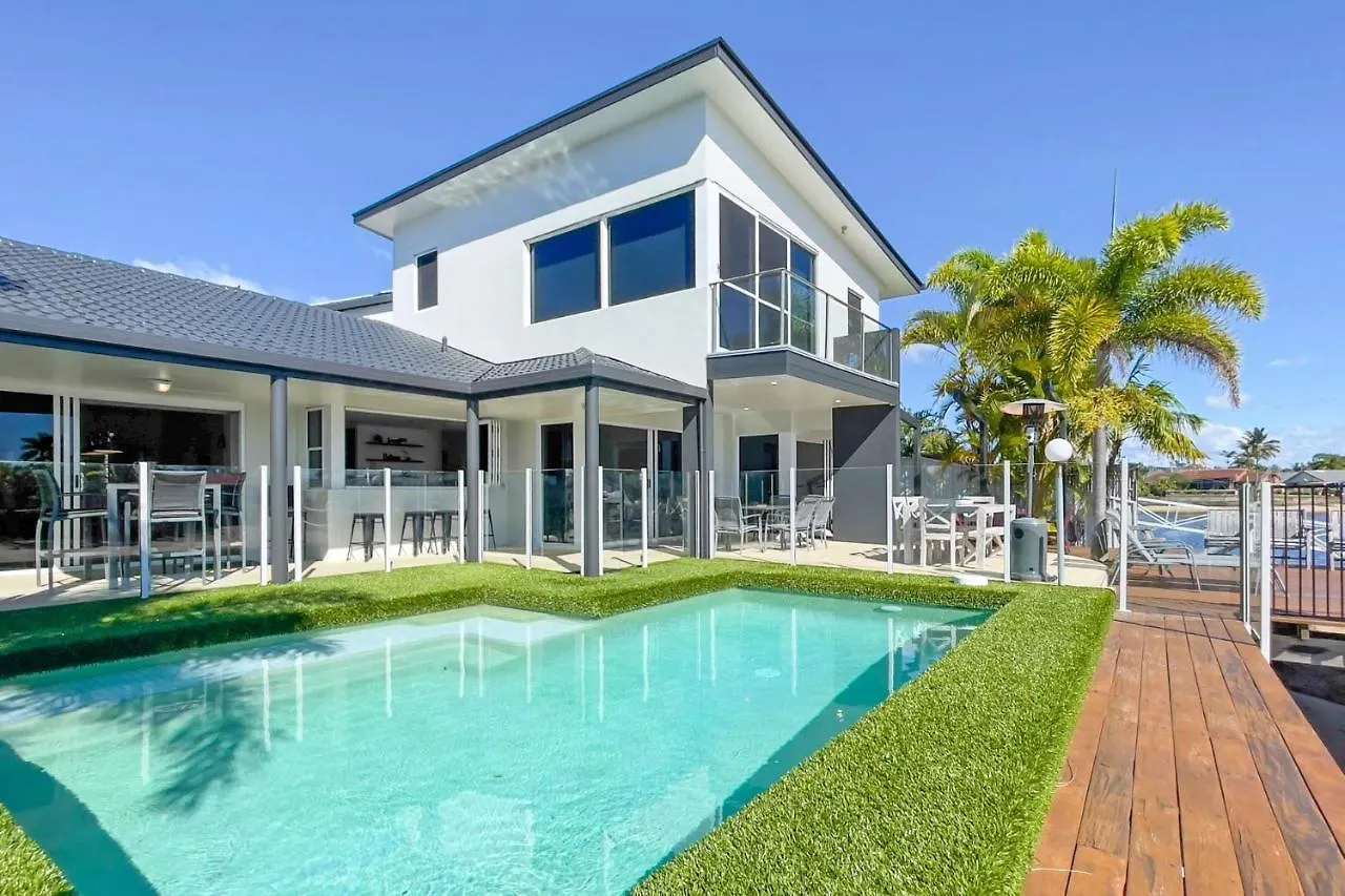Feriehus Remarkable Six Bedroom Waterfront Home! Perfect For The Extended Family Mooloolaba Australien