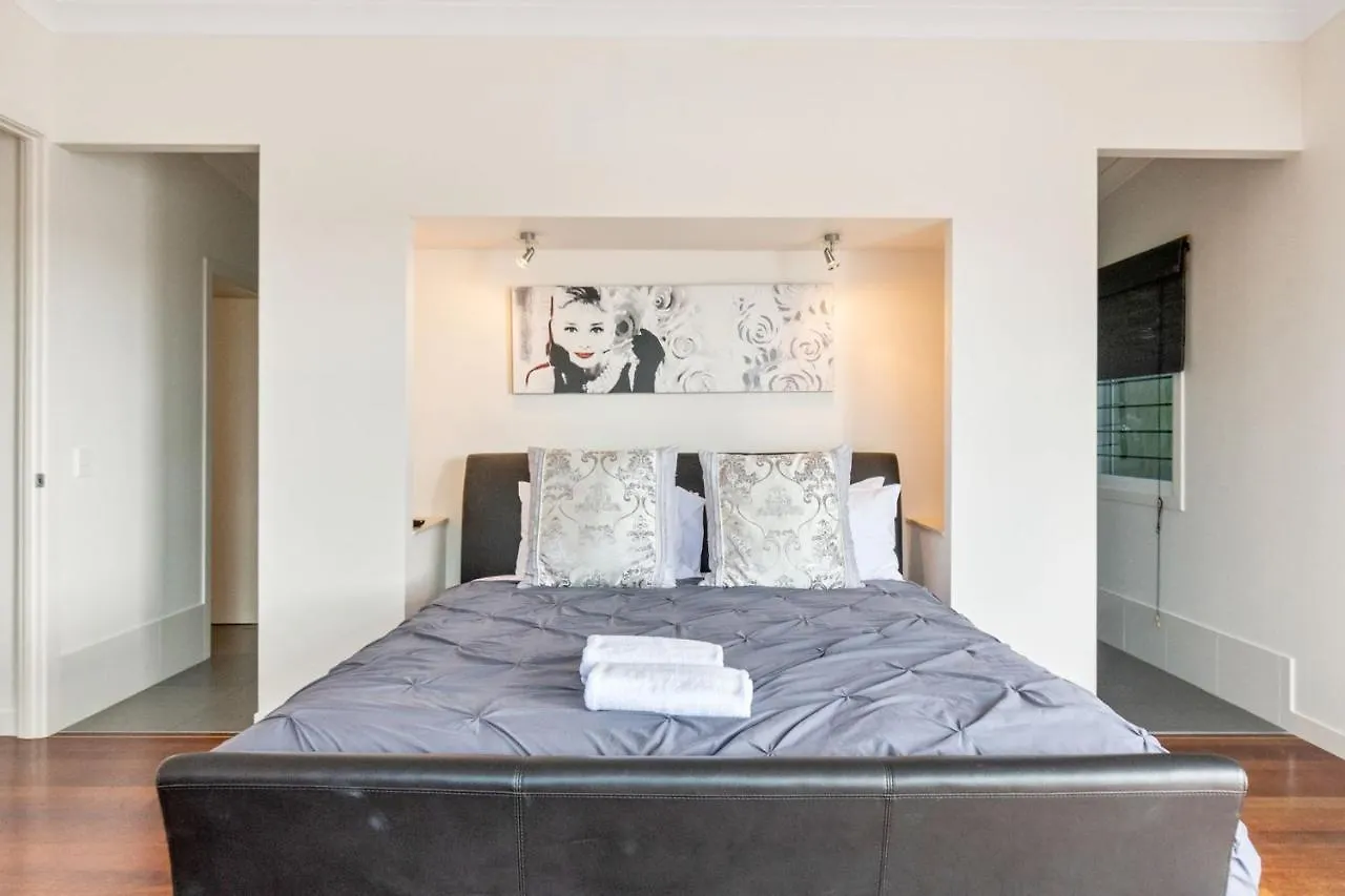 Remarkable Six Bedroom Waterfront Home! Perfect For The Extended Family Mooloolaba Australien