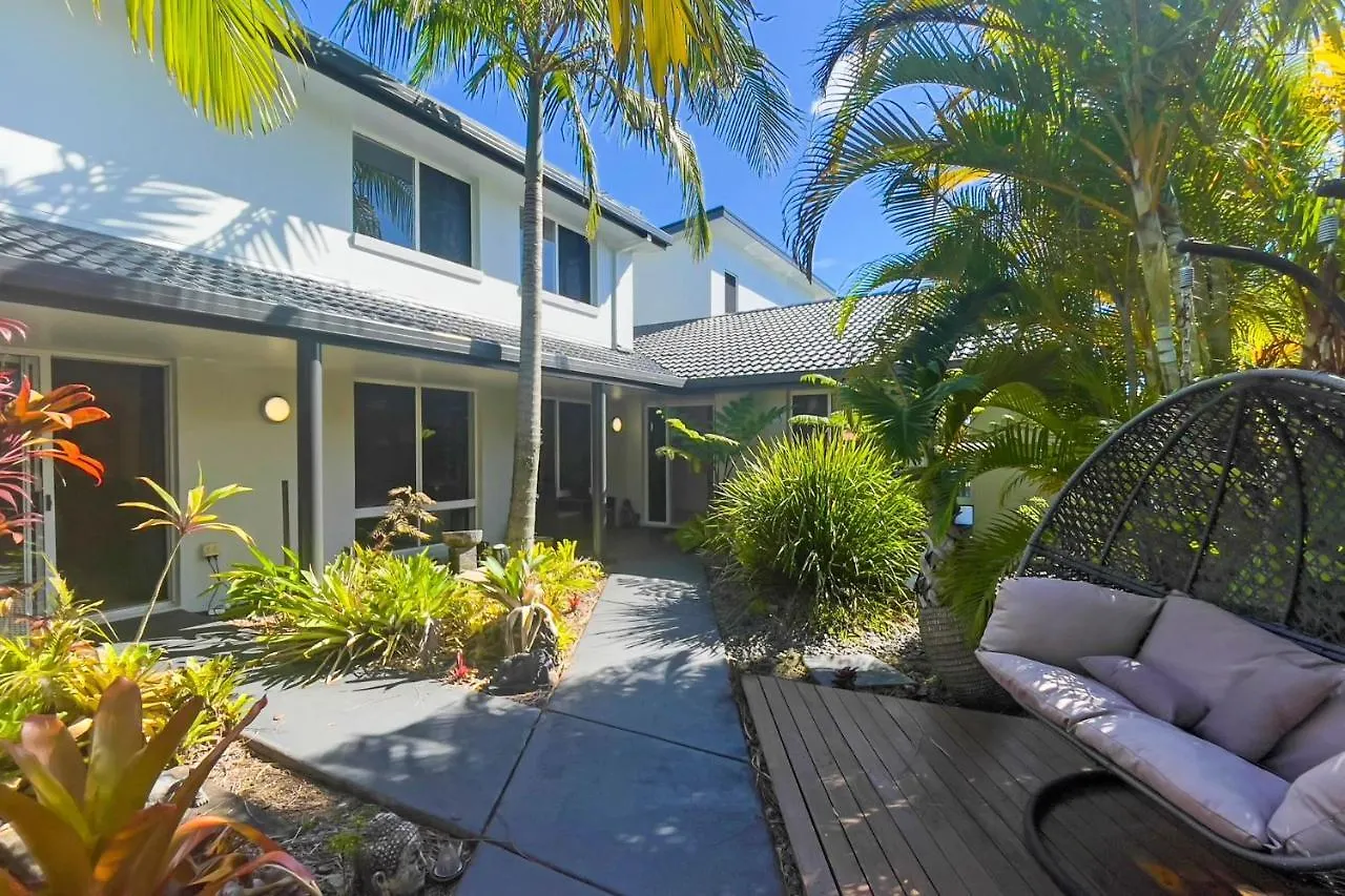 Remarkable Six Bedroom Waterfront Home! Perfect For The Extended Family Mooloolaba Feriehus